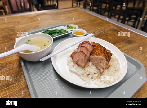 Pato Asado Y Carne De Cerdo Asado Con Arroz Plato En El Restaurante