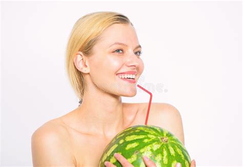 Bebida Da Vitamina Da Melancia Do Suco Fresco Atrativo Sedento Da Bebida Do Nude Da Menina