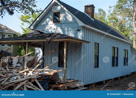 Casa Destruida Y Desordenada Tras Un Desastre Natural Imagen De Archivo