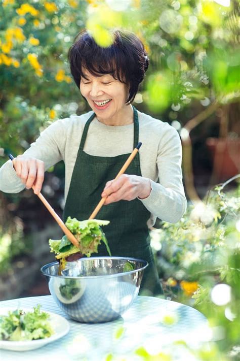 栗原はるみが試作を重ねた野菜料理が満載『harumi』最新号 この時期ならではのデザートも｜real Sound｜リアルサウンド ブック