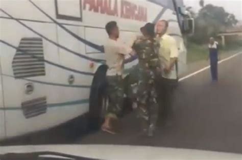 Video Sopir Bus Mengendarai Bus Dengan Ugal Ugalan Ditegur Anggota Tni