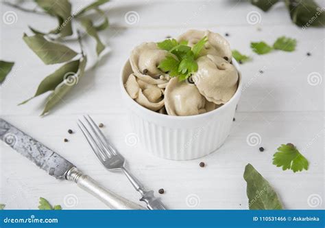 Bolas De Masa Hervida Rusas De La Carne Del Plato En Cena Foto De