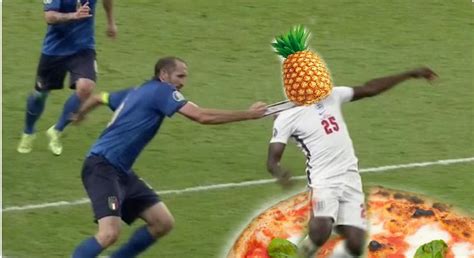 Chiellini Pulling Saka Ananas On Pizza Chiellini Pulling Saka