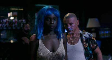 Nude video celebs Tracy Gotoas nude Du crépitement sous les néons