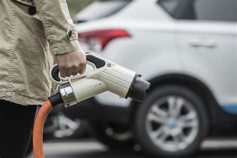 传统燃油车vs新能源车 结构转型下的进与退