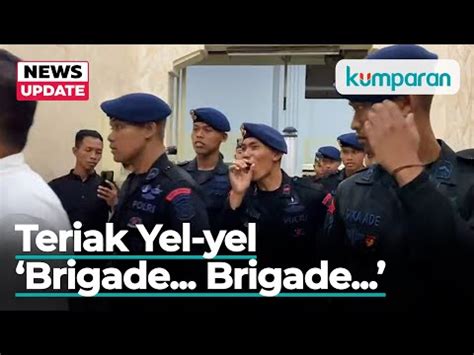 Berjaga Di Sidang Kanjuruhan Brimob Teriakkan Yel Yel Brigade