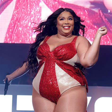 Lizzo Merayakan Berakhirnya Musim Dingin Dengan Bikini Hitam Yang Seksi