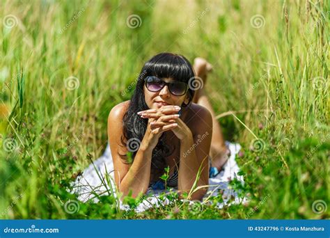 Frau Im Bikini Ein Sonnenbad Nimmt Stockfoto Bild von grün säurenummer
