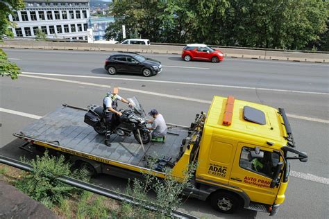 Zwei Motorräder Unfall auf A46 in Wuppertal