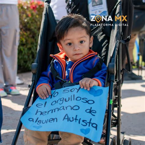 Marchan padres de familia por el Día Mundial de la Concienciación del