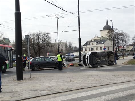 Wypadek Na Rondzie Mohy Y W Lublinie Samoch D Dachowa