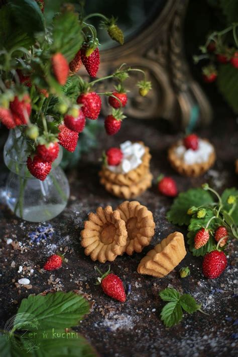 Babeczki z bitą śmietaną i poziomkami Zen w kuchni Indian desserts