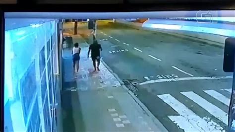 Vídeo Lutador é procurado por espancar morador de rua até a morte em