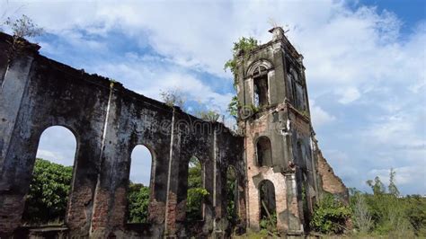 Estrutura Quebrada Do Edifício Igreja Católica Video Estoque Vídeo de