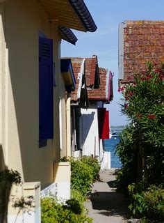 Les cabanes du village de l Herbe presqu île du Cap Ferre Flickr