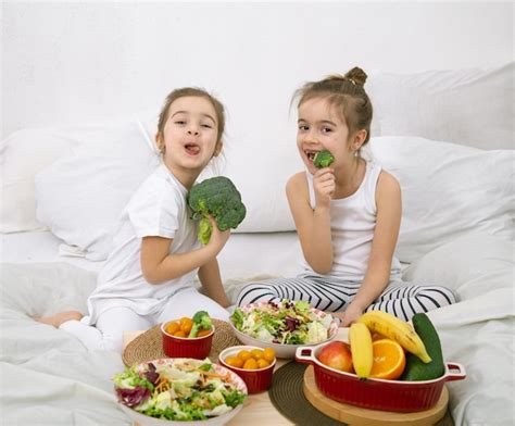 Felizes Duas Garotas Bonitas Comendo Frutas E Vegetais No Quarto Na