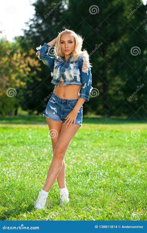 La Belle Femme Blonde Sexy S Est Habill E Dans Une Veste Et Des Shorts De Denim Photo Stock