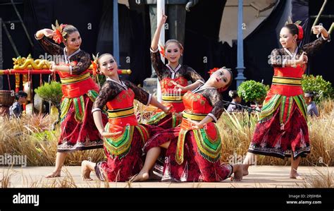 Indonesian Perform Sarinah Dance This Dance Depicts Sarinah The Woman