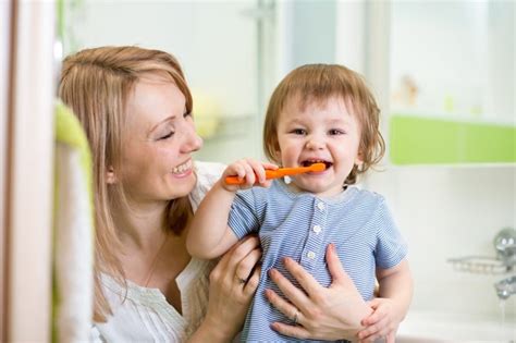 Higiene bucal Cuidados os primeiros dentes do bebê