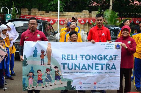 Reli Tongkat Putih Cara Siswa Siswi Tunanetra Sambut Ulang Tahun Slb A