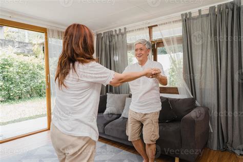 Pareja De Ancianos Asi Ticos Bailando Juntos Mientras Escuchan M Sica