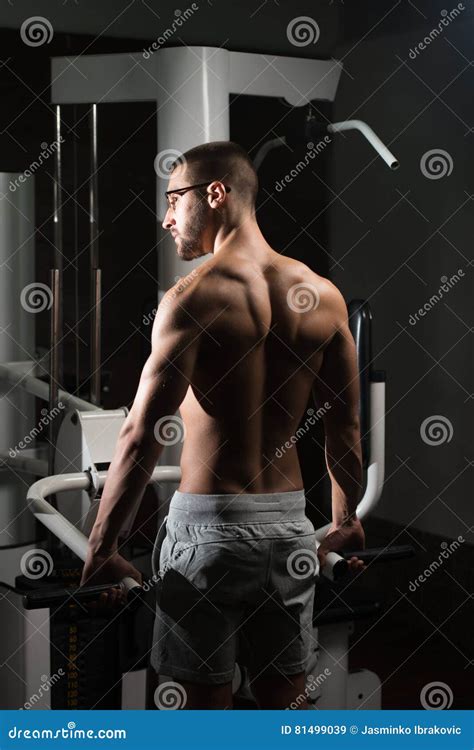 Hombre Muscular Que Hace El Ejercicio Pesado Para La Parte Posterior