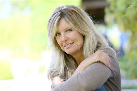 Femme Blonde M Re S Asseyant Sur Le Banc Image Stock Image Du Heureux Caucasien