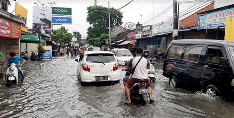 Hujan Deras Akhir Tahun Ribuan Rumah Di Pekalongan Terendam Banjir