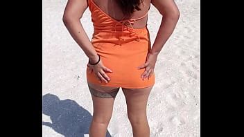 Puta mexicana enseña la tanga y las tetas en playa pública XVIDEOS