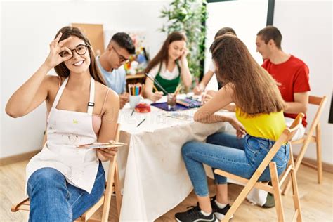 Artista Joven Dibujando En Un Estudio De Arte Sonriendo Feliz Haciendo