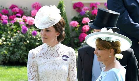 Carole Middleton Mama Ducesei De Cambridge A Dezv Luit Tradi Ia