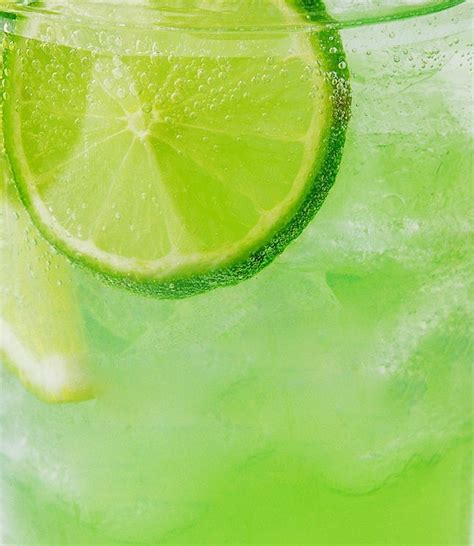 Cóctel mojito de cítricos con lima y menta Foto Premium