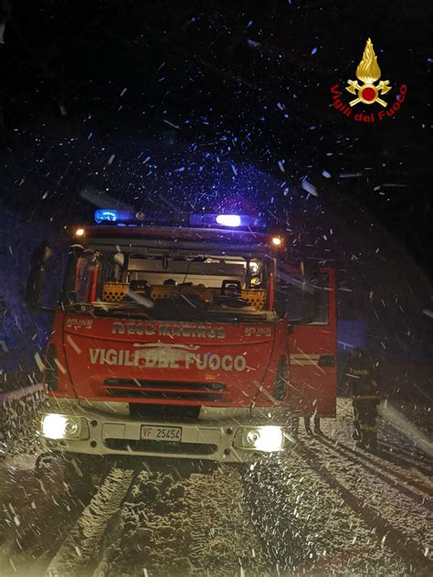 Avellino Auto E Persone Bloccate Dalla Neve Tre Ragazzi Salvati Sul