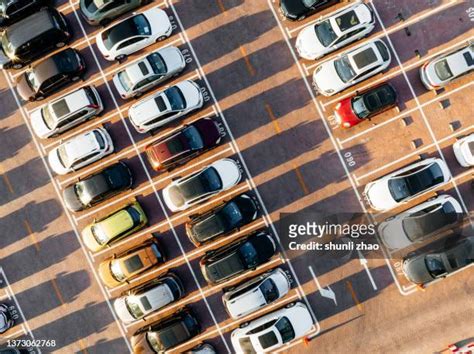 Car Parking Driveway Stockfotos En Beelden Getty Images