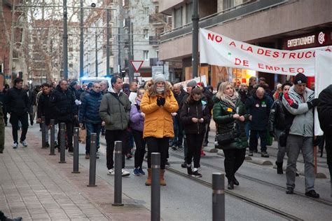 En Im Genes La Plantilla De Tuvisa Vuelve A Protestar En Las Calles De