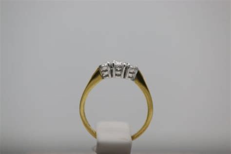 18ct Yellow And White Gold Three Stone Graduated Diamond Ring Walker