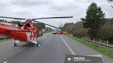 Na D2 pri Malackách v smere do ČR skončilo auto mimo vozovky