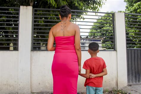 BERIMBAU Garoto de 6 anos é agredido pelo pai cabo de vassoura