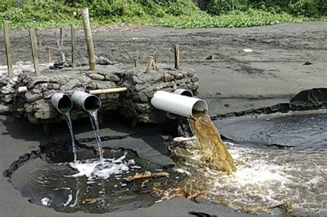 Marak Pembuangan Limbah Ke Pantai BALIPOST