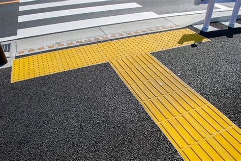 【画像】駅や道路にある視覚障がい者のための「点字ブロック」は日本発祥だった、どうして黄色なの？ ライブドアニュース