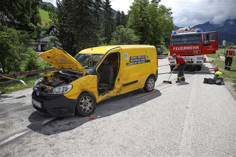 Zwei Verletzte Schwere Kollision Zwischen Postauto Und Pkw Auf