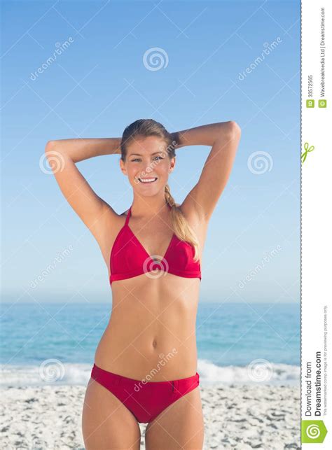 Pose Blonde Attrayante De Sourire Dans Le Bikini Image Stock Image Du Plage Tresse