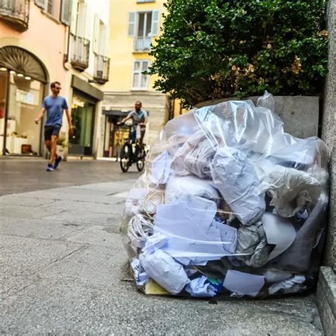 Turismo Con Vista Rifiuti Caos Sacchi Anche In Centro