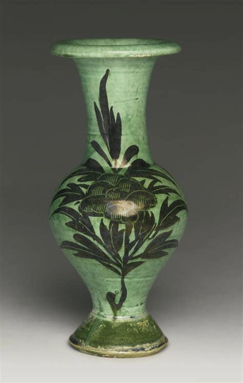 81 AN EXTREMELY RARE CIZHOU GREEN GLAZED PAINTED BALUSTER VASE