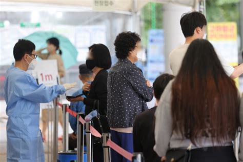 속보 신규확진 9만3981명연휴 끝나고 하루만에 3만6천여명 늘어 헤럴드경제