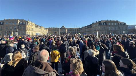 Erneut Mehrere Tausend Menschen Auf Dem Schlossplatz