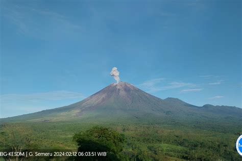 Pvmbg Gunung Semeru Luncurkan Abu Setinggi Meter Ke Arah Tenggara