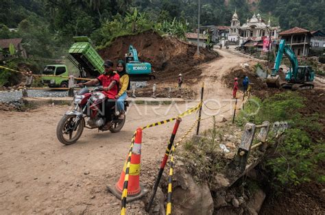 PERBAIKAN JALAN NASIONAL PASCABENCANA LONGSOR ANTARA Foto