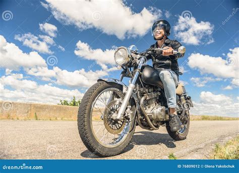 Homem Novo Que Monta Seu Velomotor Na Estrada Aberta Foto De Stock