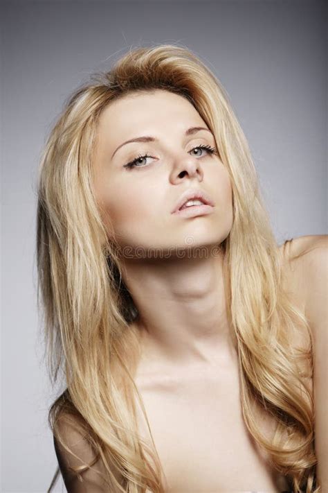 Belle Jeune Pose Blonde De Fille Image Stock Image Du Heureux Femelle 67086757